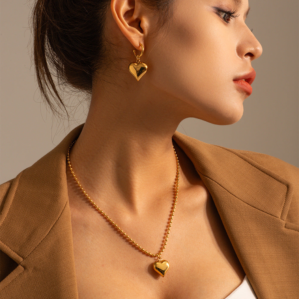 Amálie – Gold necklace with modern medallion.