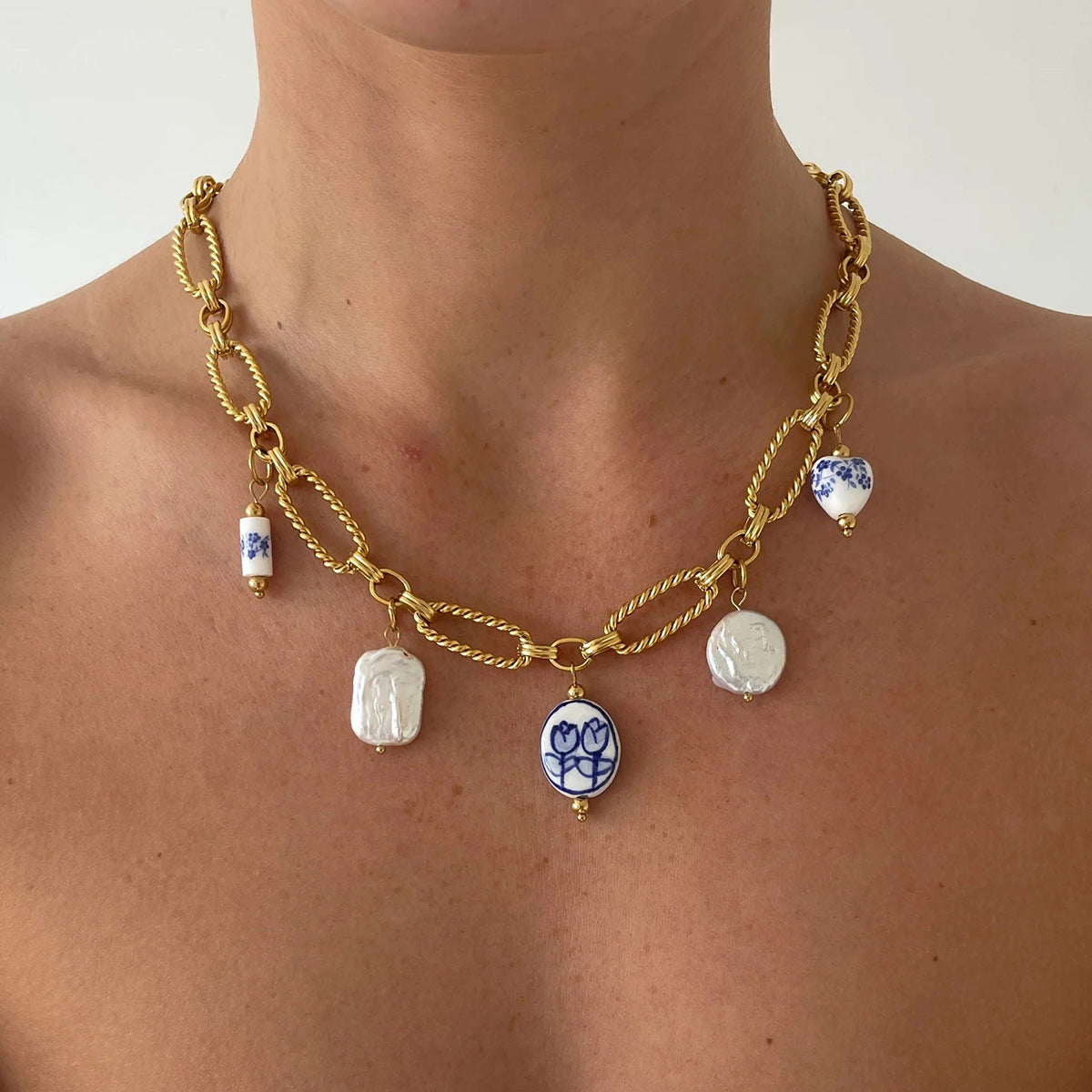 Lena – Gold necklace with sparkling stones.