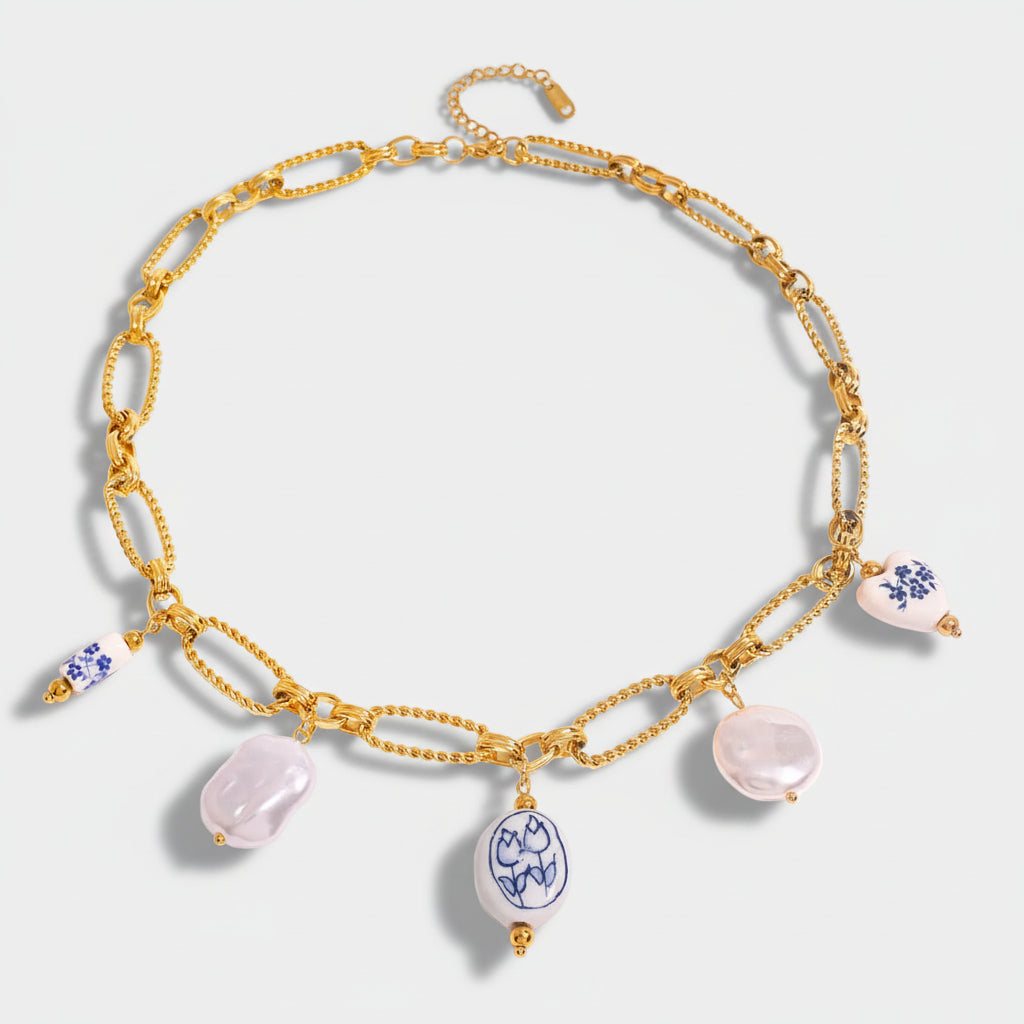 Lena – Gold necklace with sparkling stones.