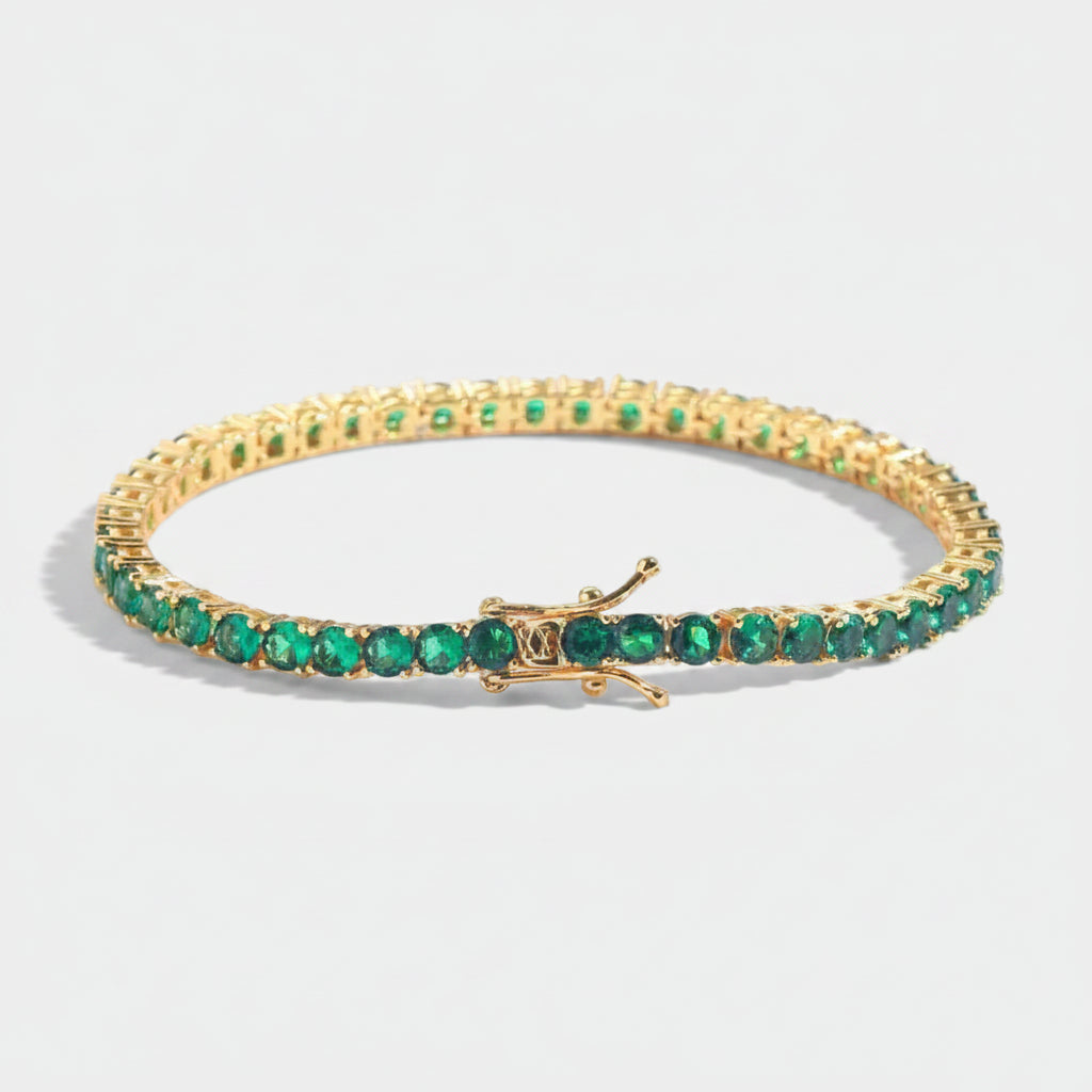 Beáta – Gold-plated bracelet with a distinctive emerald hue.