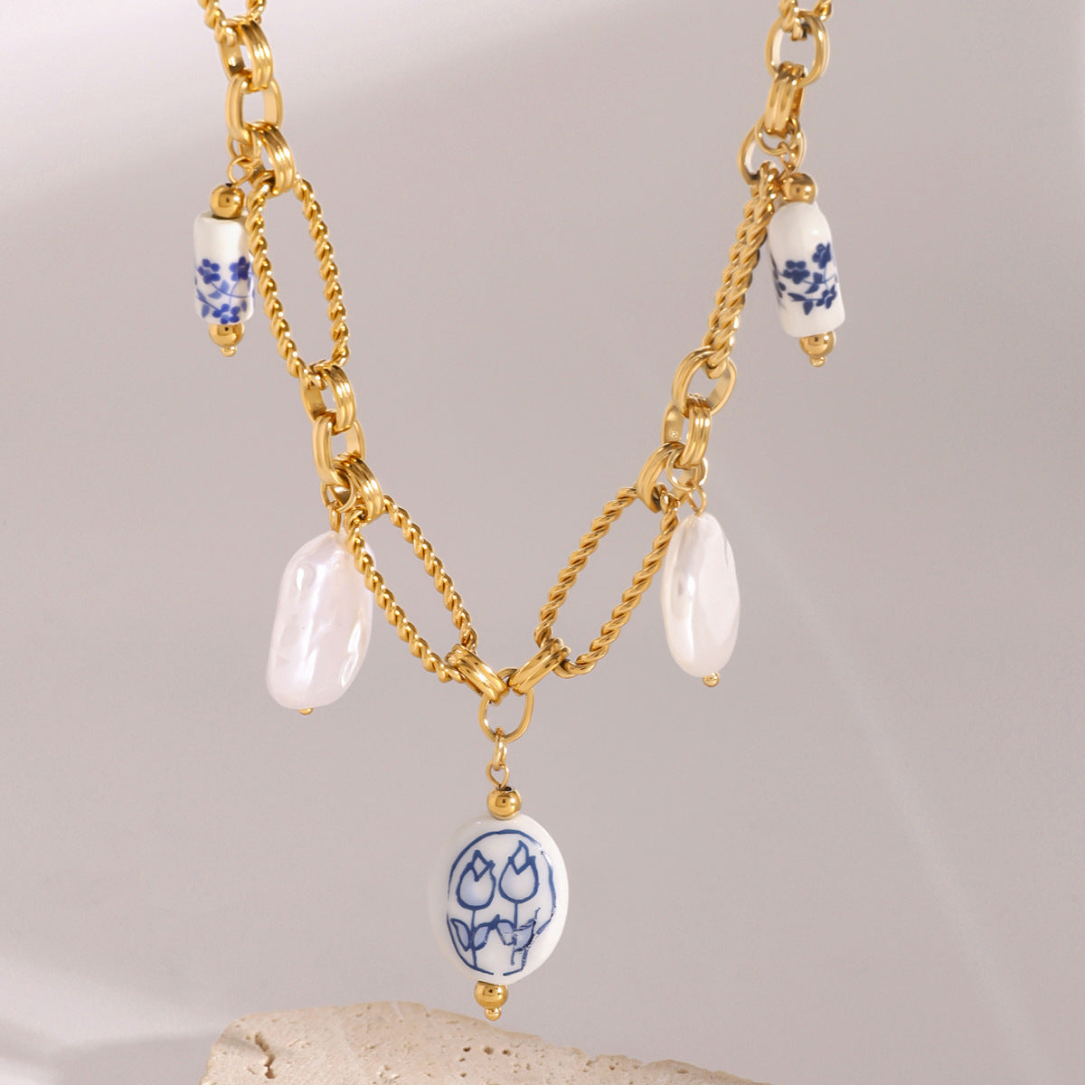Lena – Gold necklace with sparkling stones.