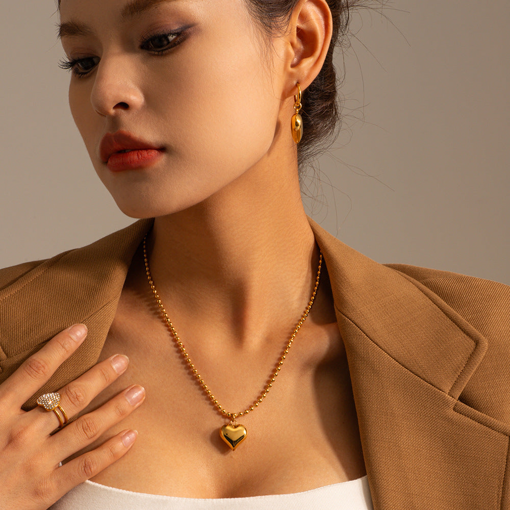 Amálie – Gold necklace with modern medallion.