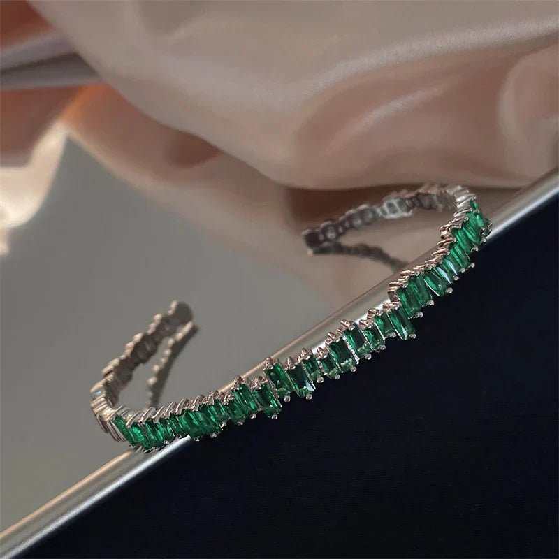 Marlena – Emerald bracelet with filigree shine.
