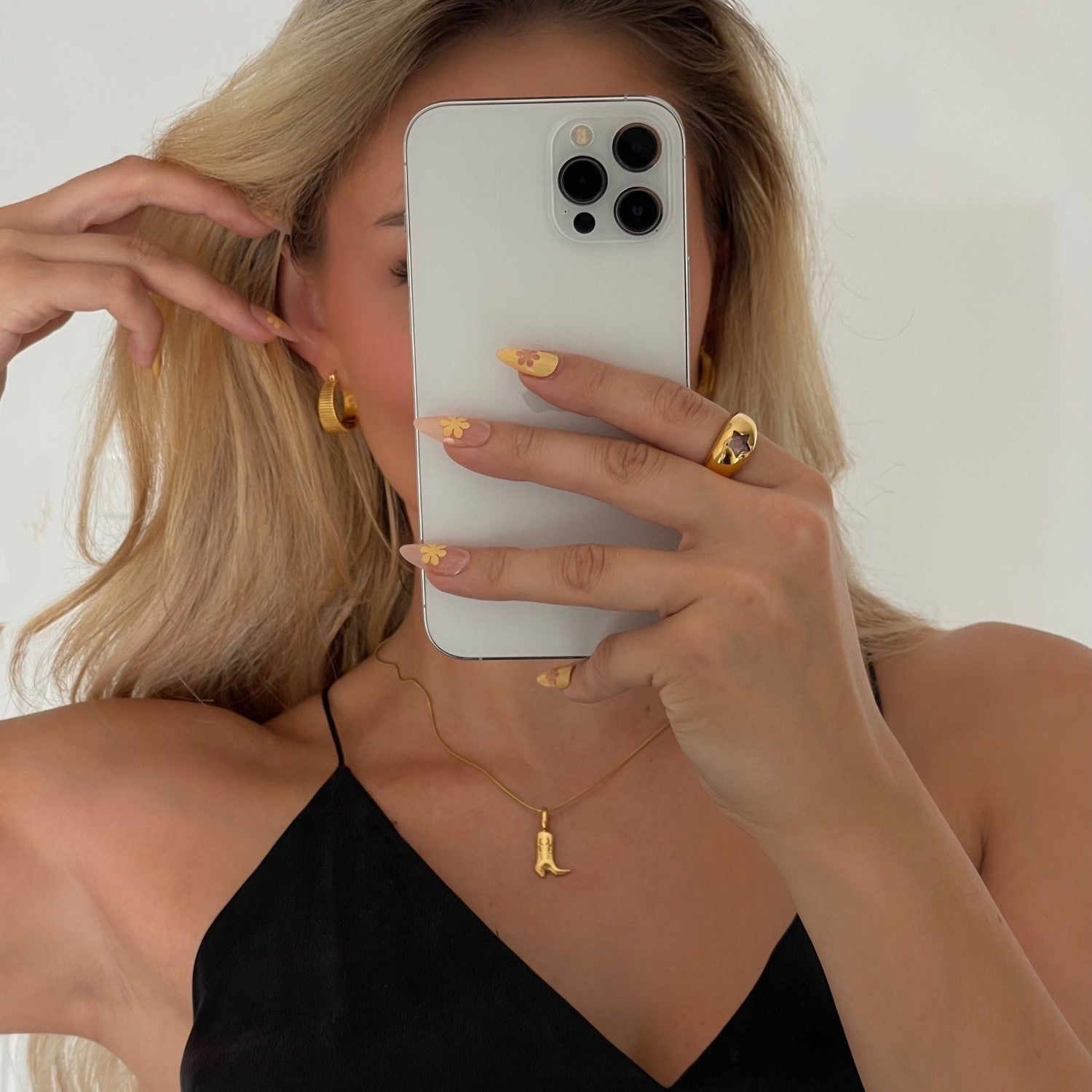 Johana – Delicate necklace with enchanting gold pendants.