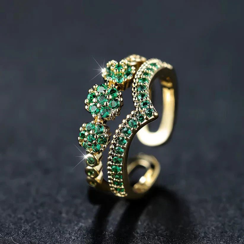 Marisa – Emerald ring with sparkling accents