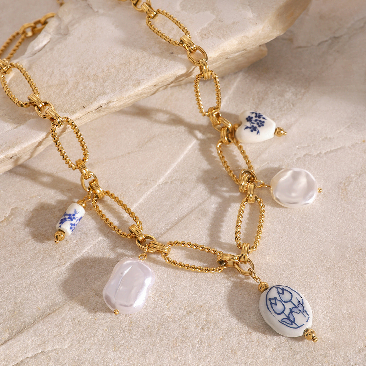 Lena – Gold necklace with sparkling stones.