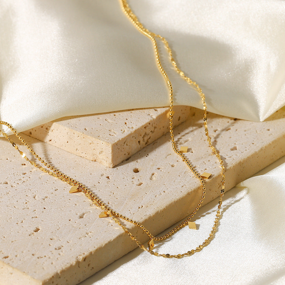 Helena – Collana discreta in oro con ciondolo geometrico.