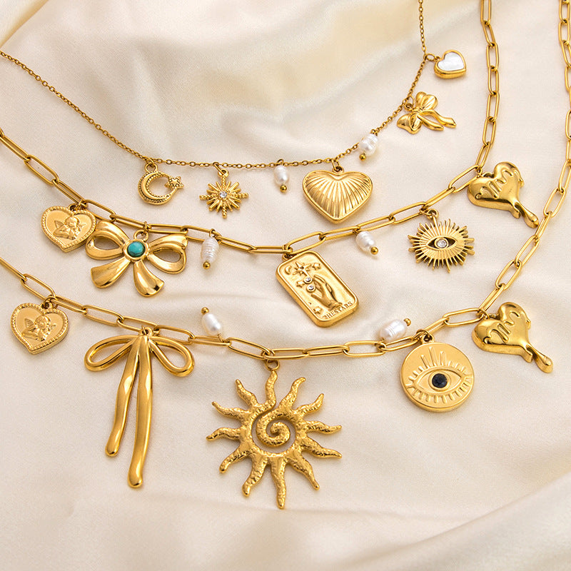 Emilie – Delicate gold necklace with small pendants.