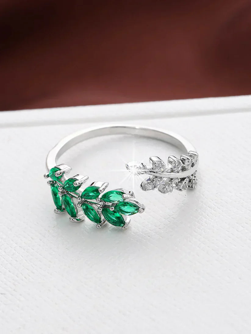 Veronika – Gold-plated ring with branched emerald motif.
