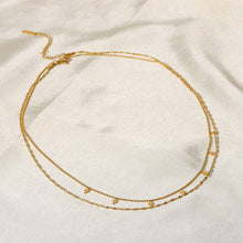 Helena – Collana discreta in oro con ciondolo geometrico.