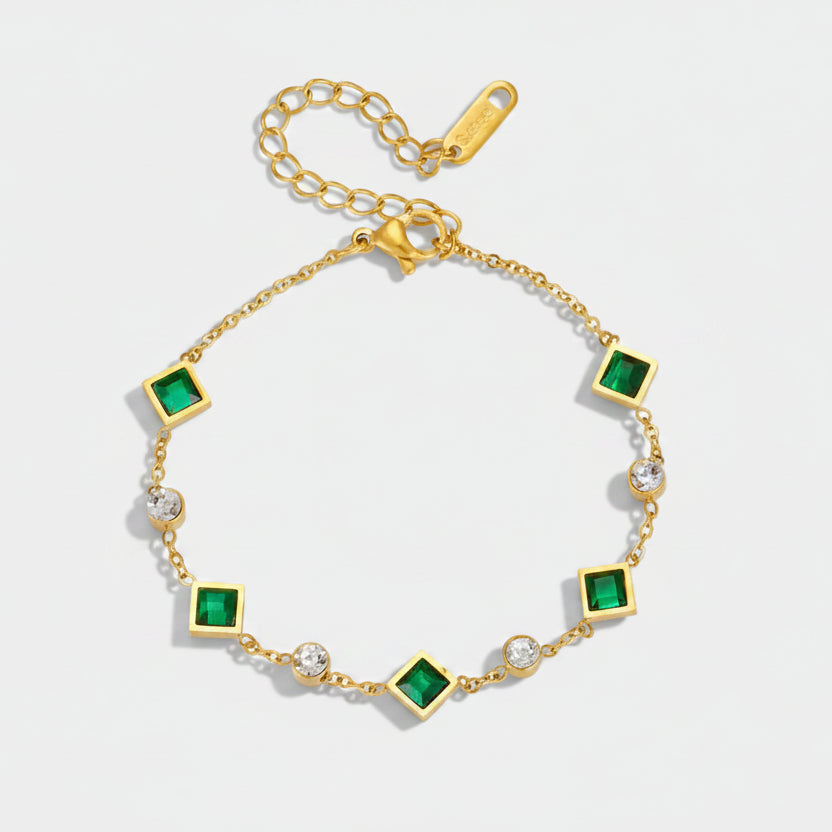 Tereza – Delicate gold bracelet with emerald details.