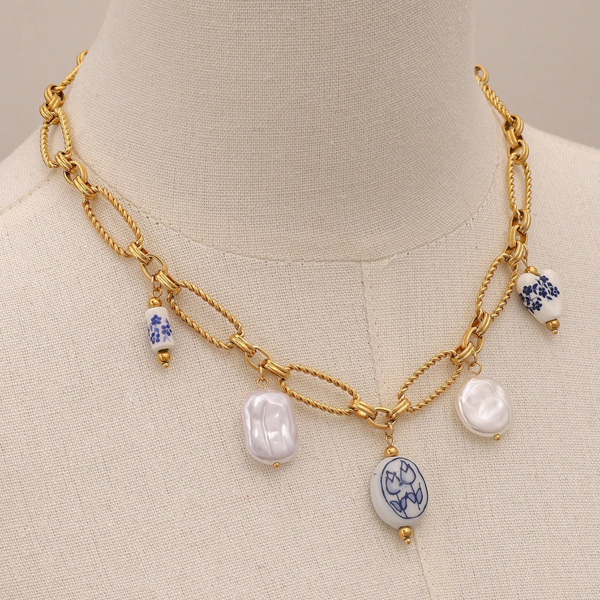 Lena – Gold necklace with sparkling stones.
