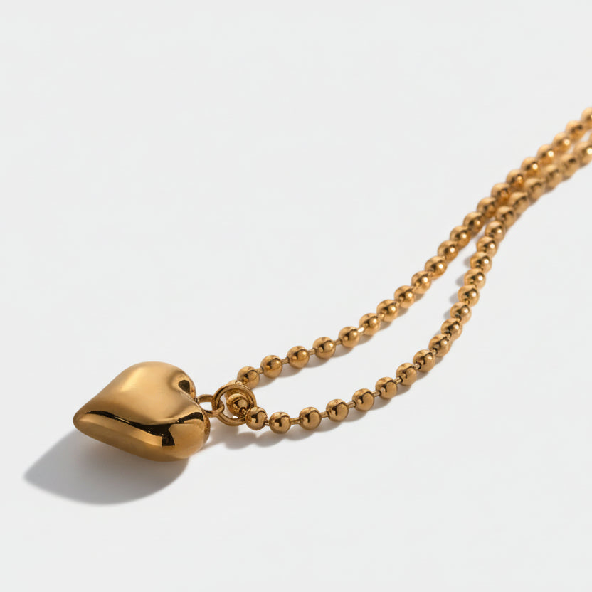 Amálie – Gold necklace with modern medallion.