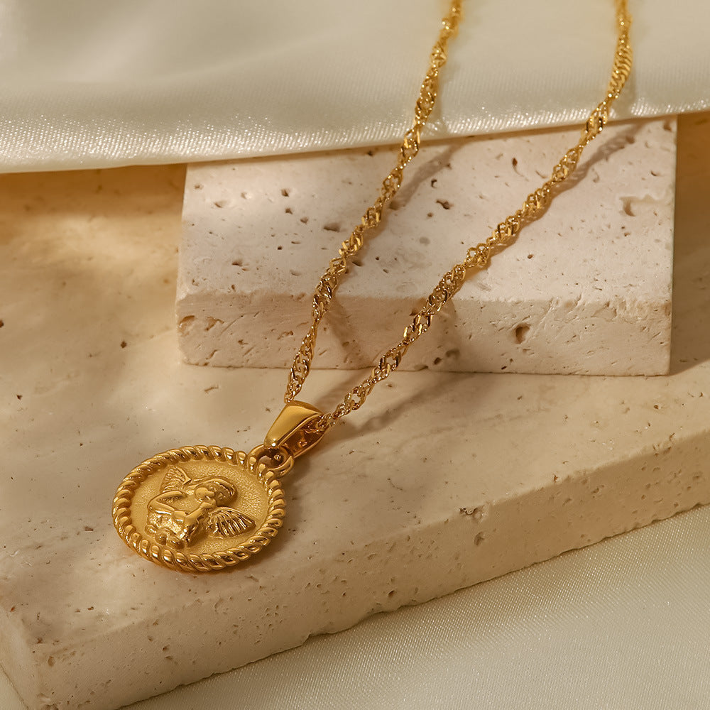 Alzbeta – Collana d’oro con piccoli ciondoli simbolici.