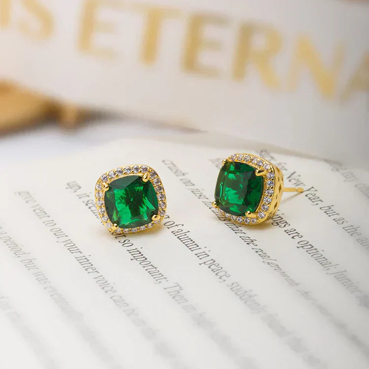 Maren – Gold earrings with emerald decoration.