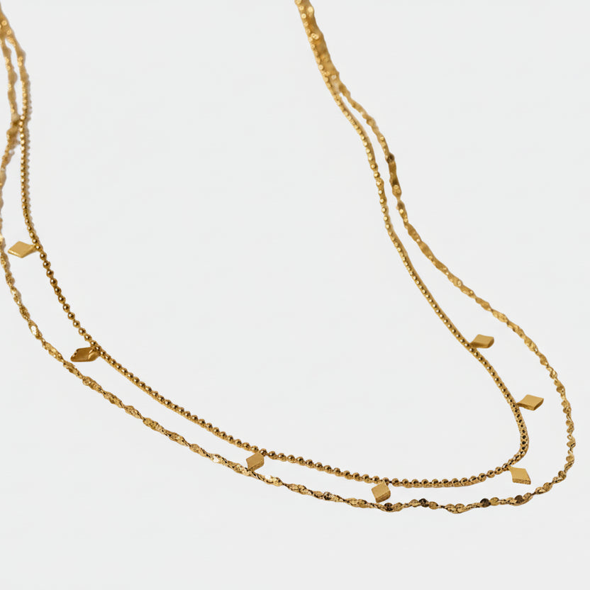 Helena – Discreet gold necklace with geometric pendant.