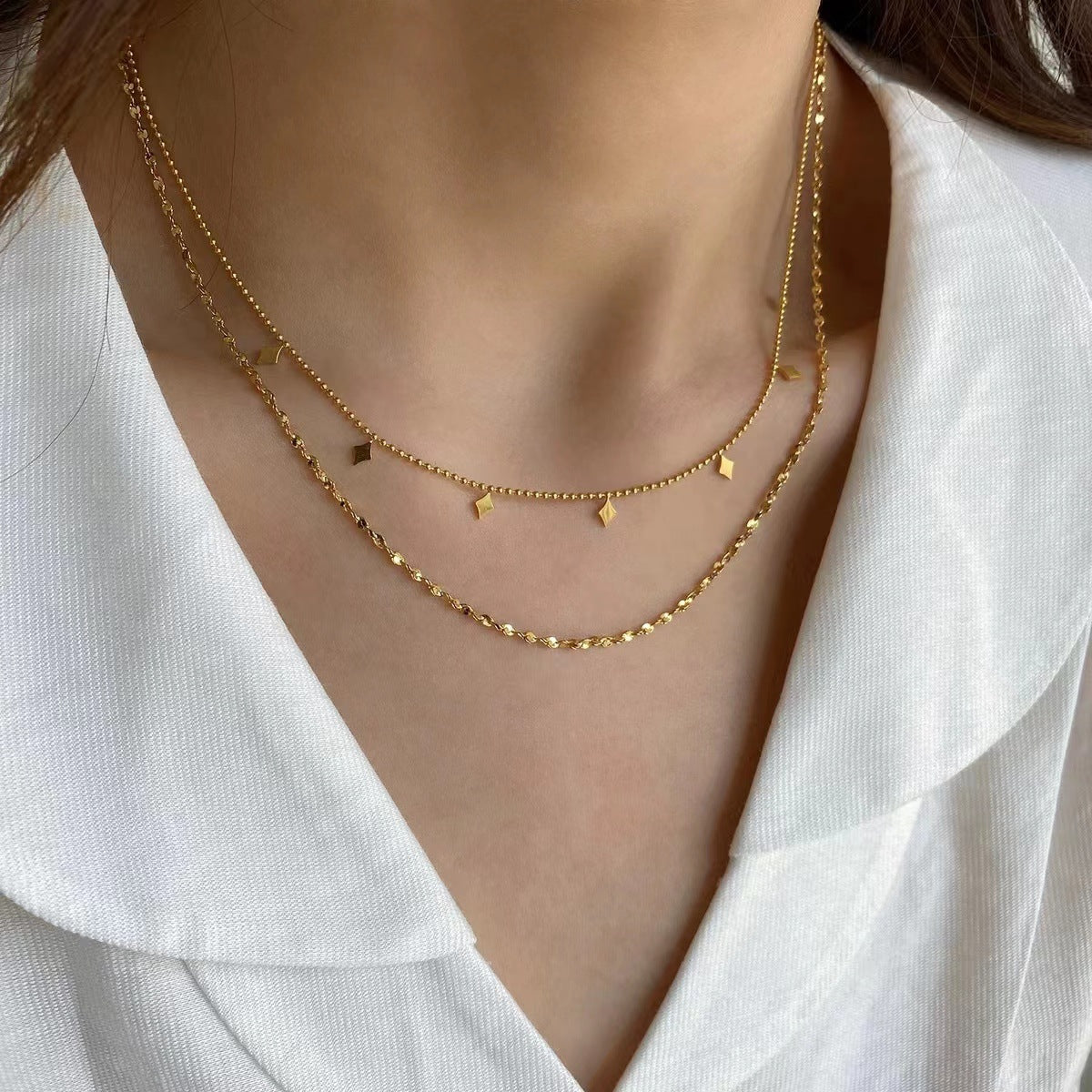 Helena – Discreet gold necklace with geometric pendant.