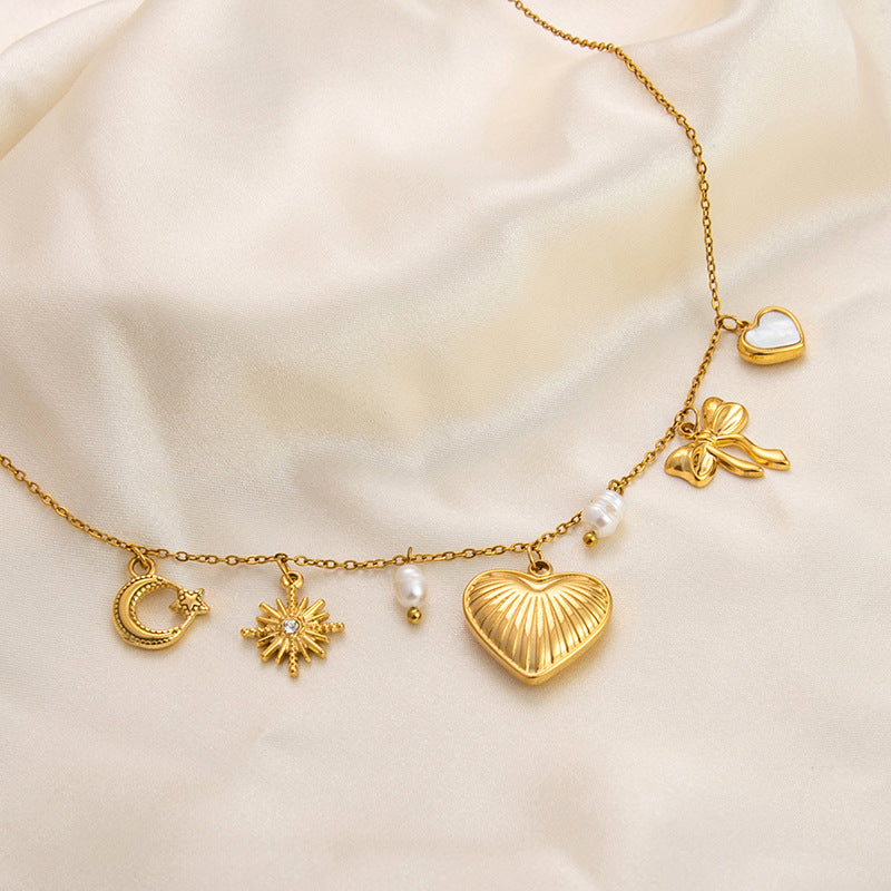 Emilie – Delicata collana in oro con piccoli pendenti.