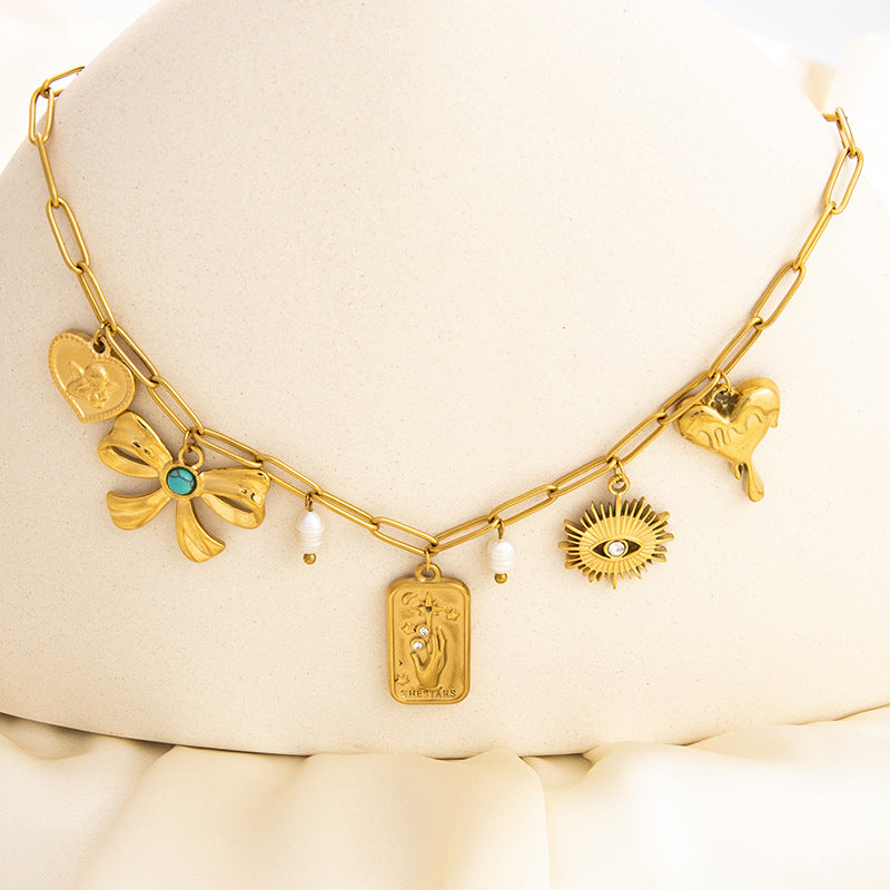 Emilie – Delicata collana in oro con piccoli pendenti.