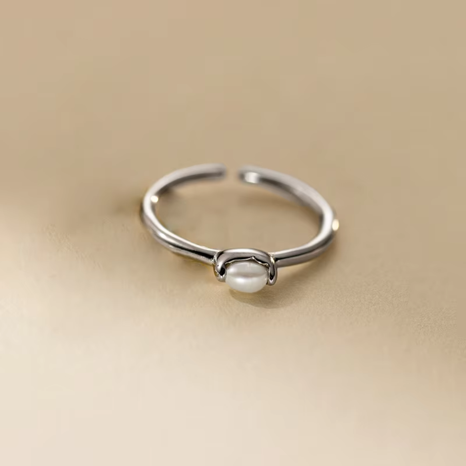 Kateřina – Delicate gold ring with a line of pearls.