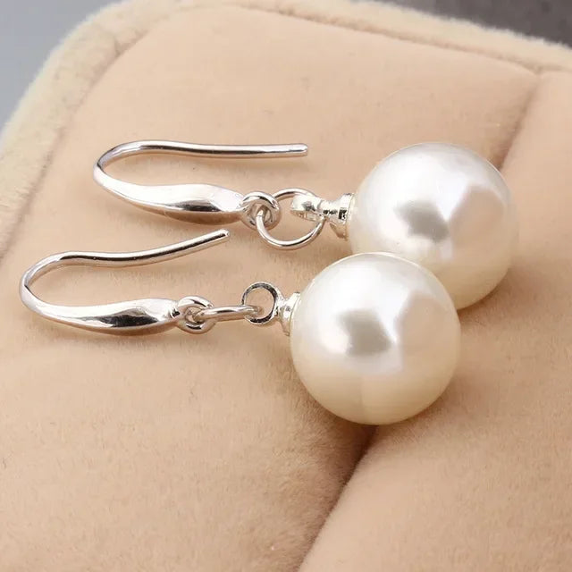 Olivia-Rose – Gold earrings with pearls.