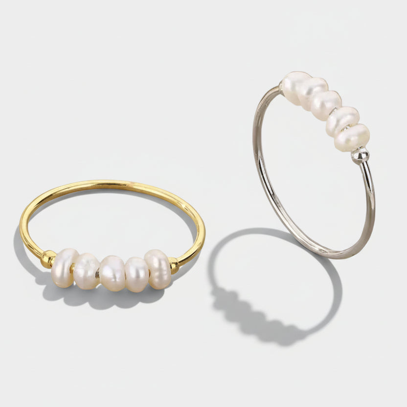 Rosalie – Gold drop earrings with pearl.