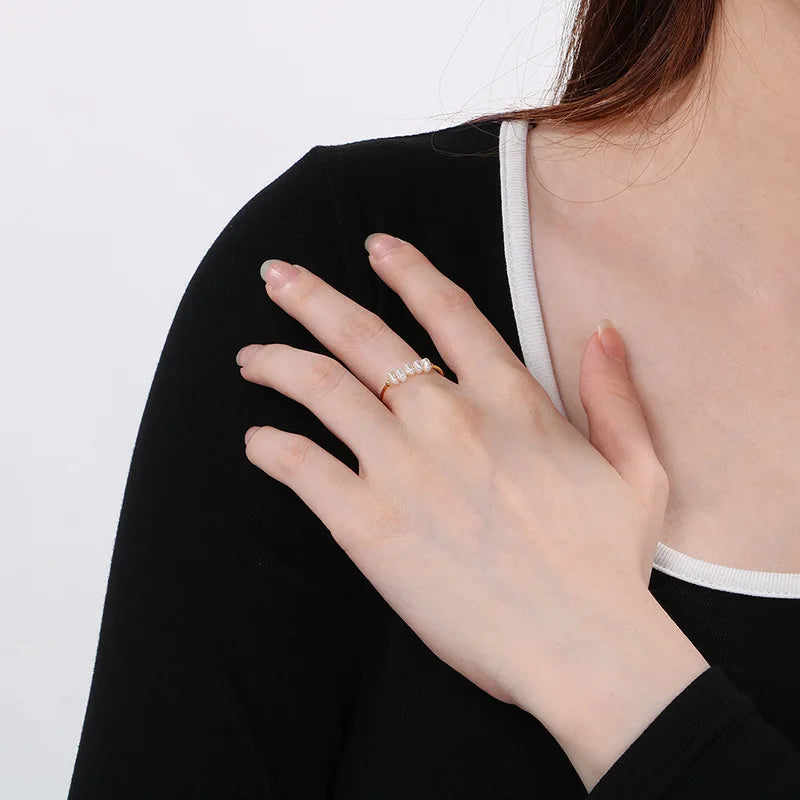 Rosalie – Gold drop earrings with pearl.