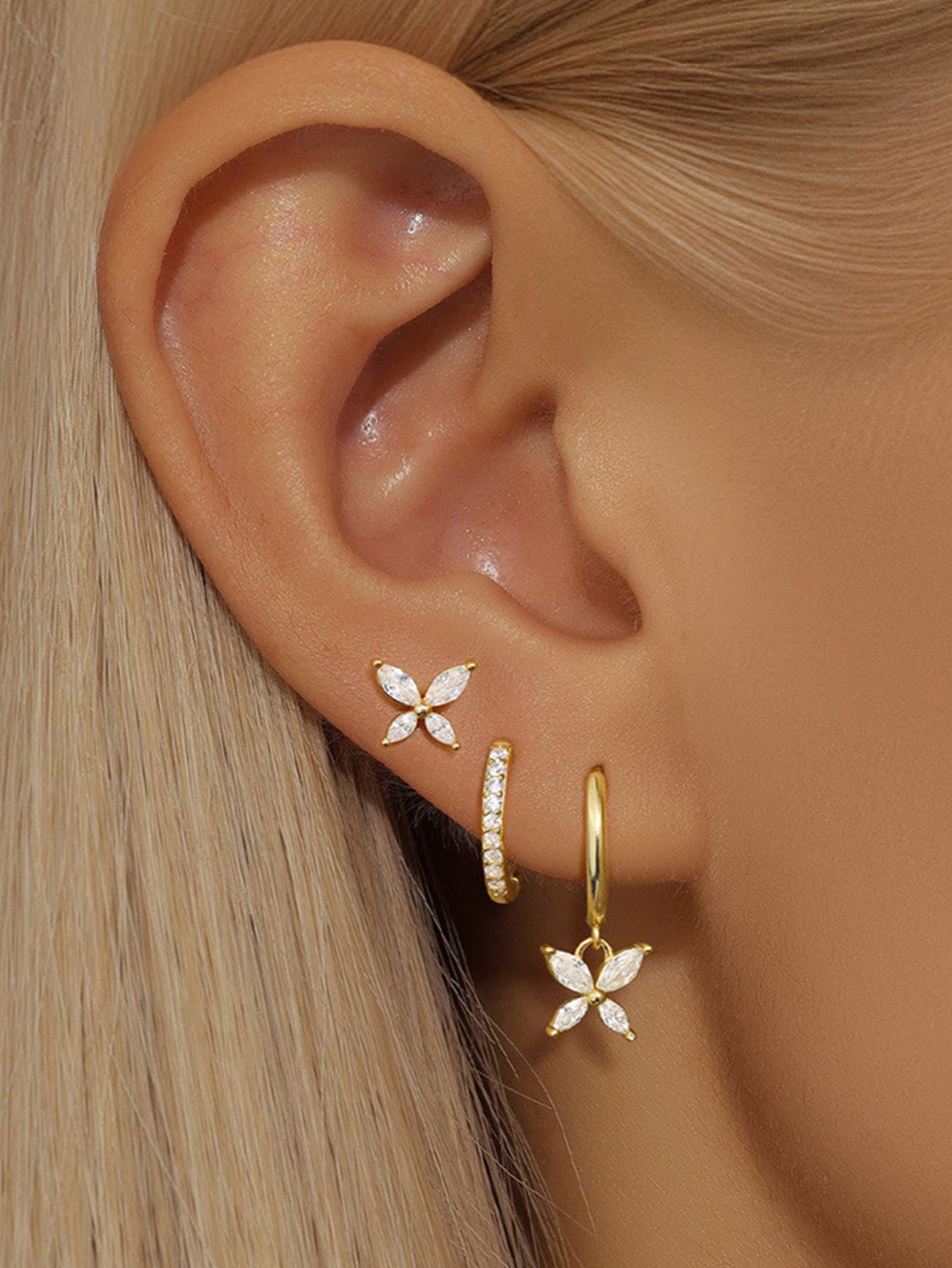 Patricia – Gold earrings with a delicate structure.