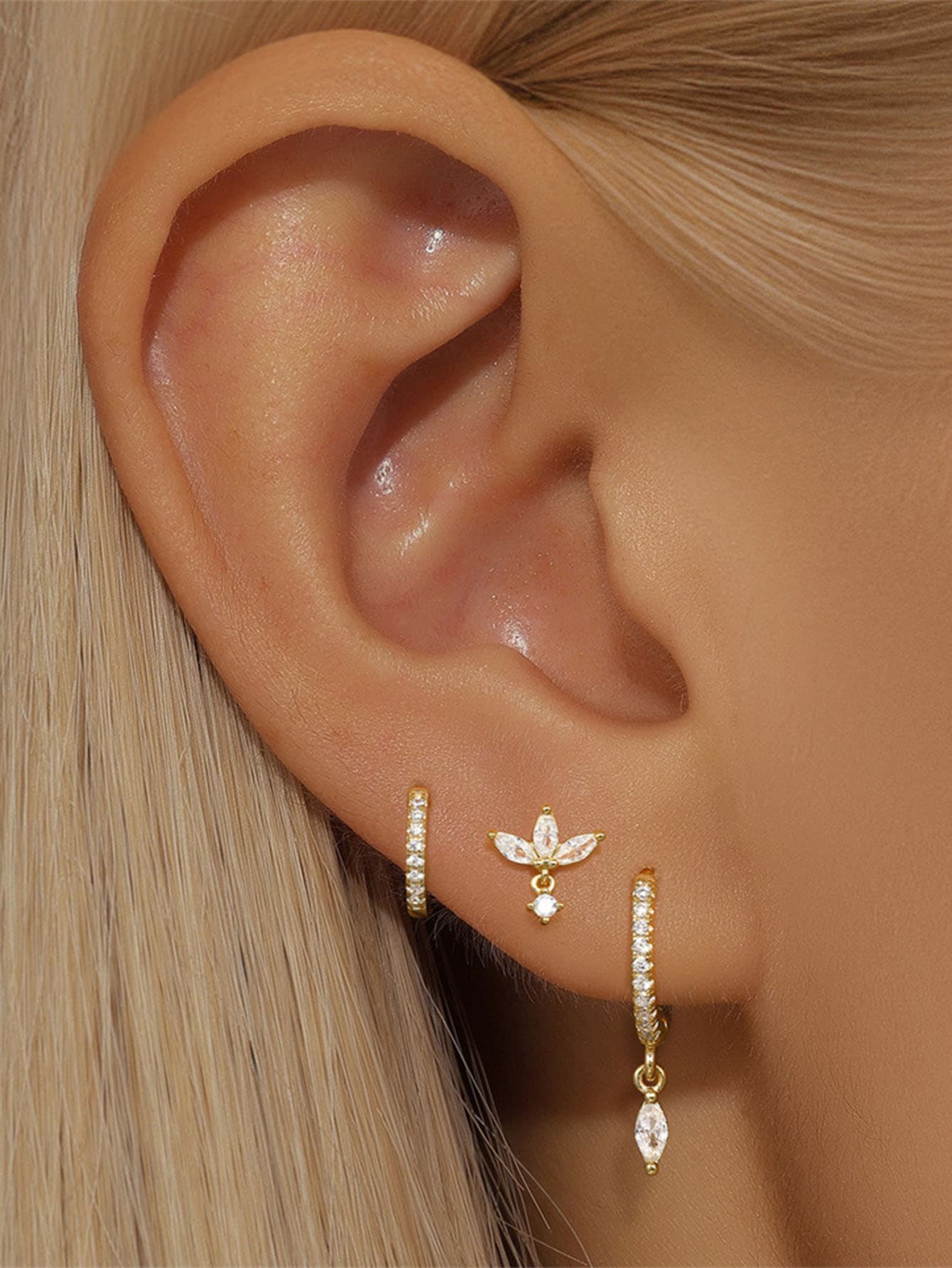 Sára – Delicate gold earrings with discreet movement.