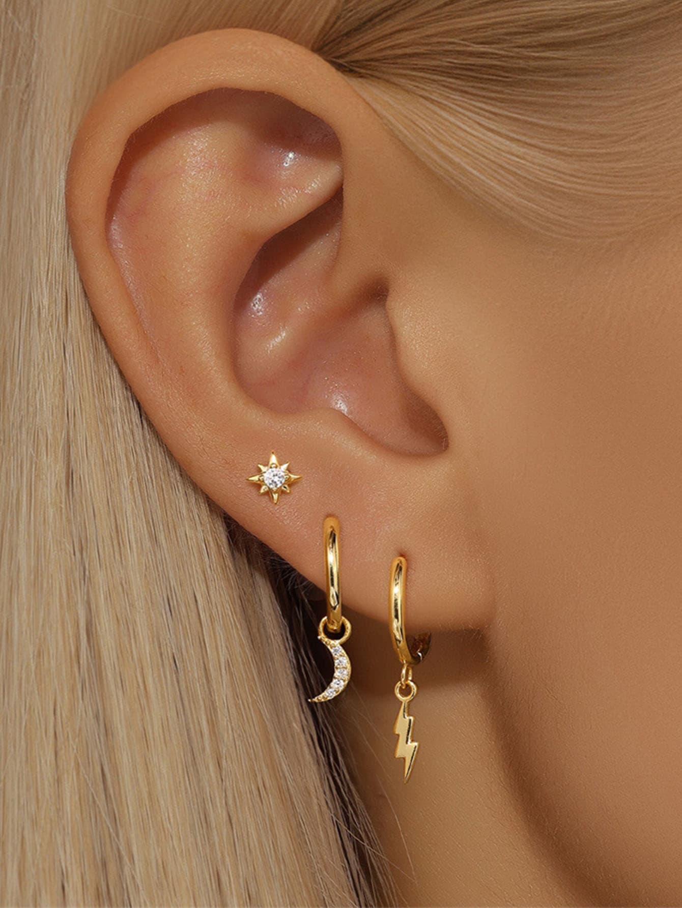 Elis – Delicate gold earrings with a soft line.