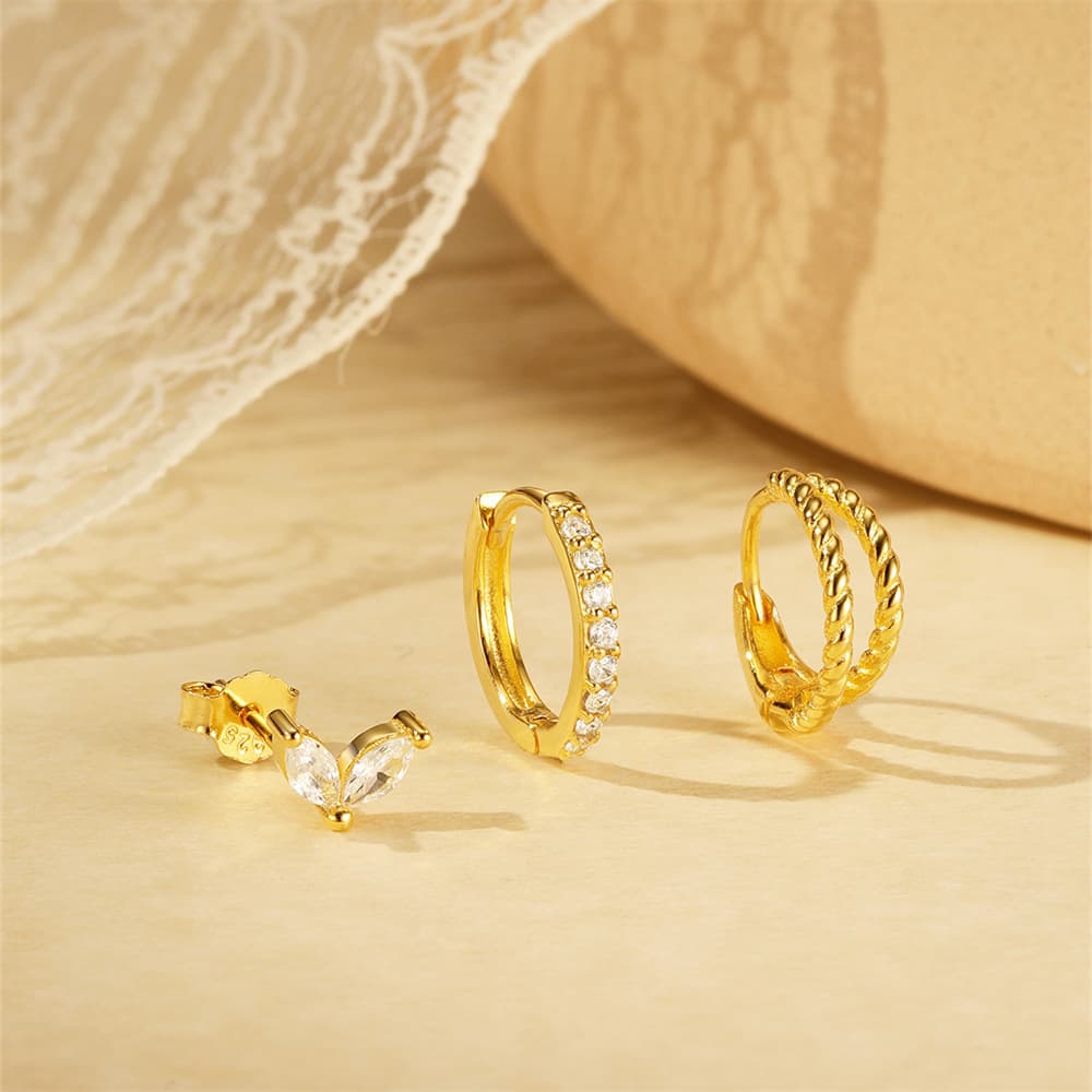 Mara – Gold earrings with delicate movement.