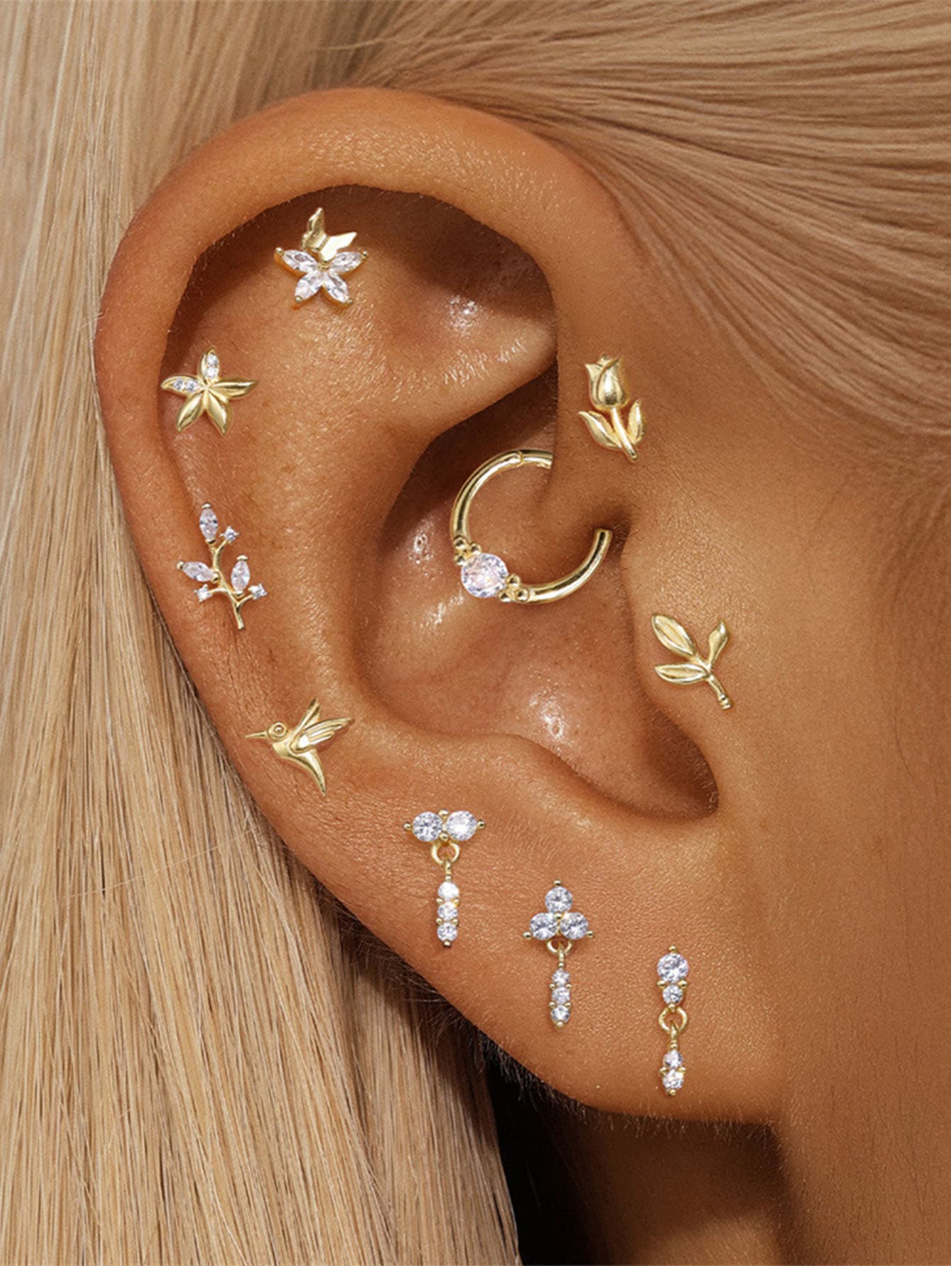 Elisa – golden earrings with geometric accent.