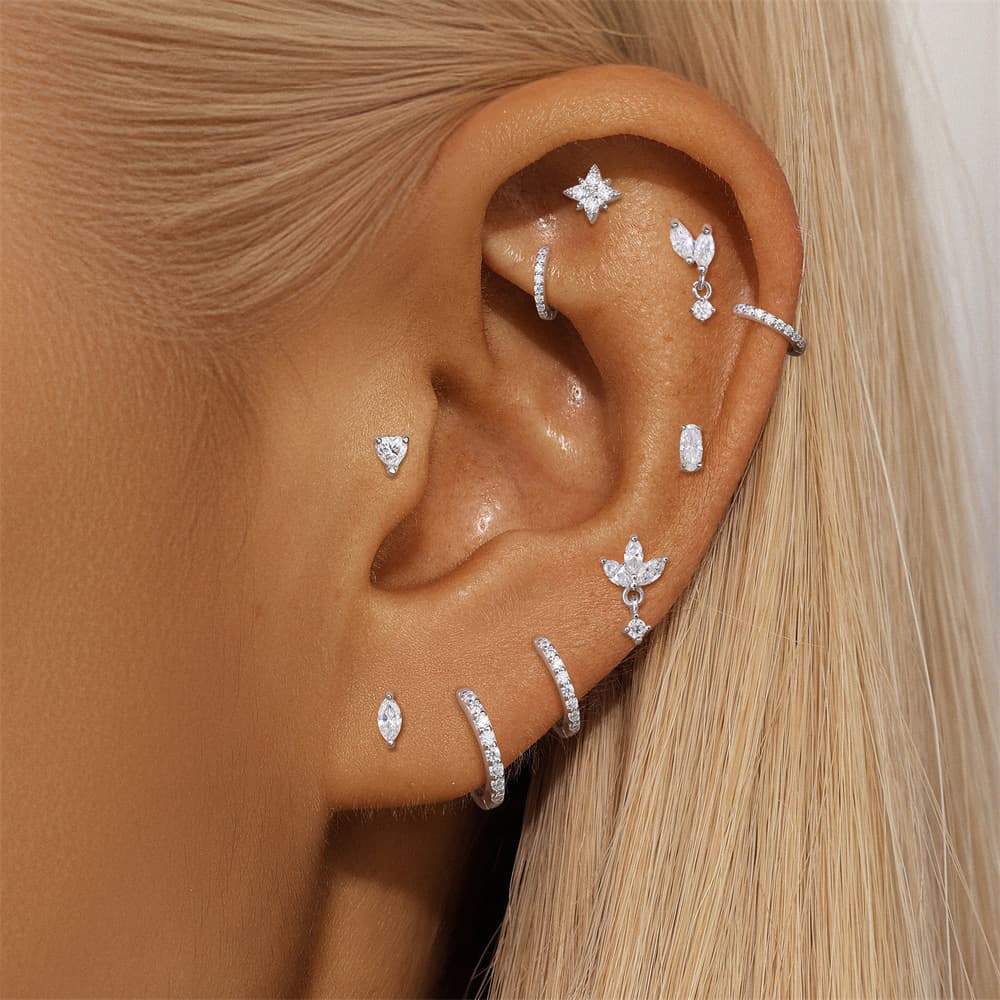Helena – Gold earrings with an organic design.