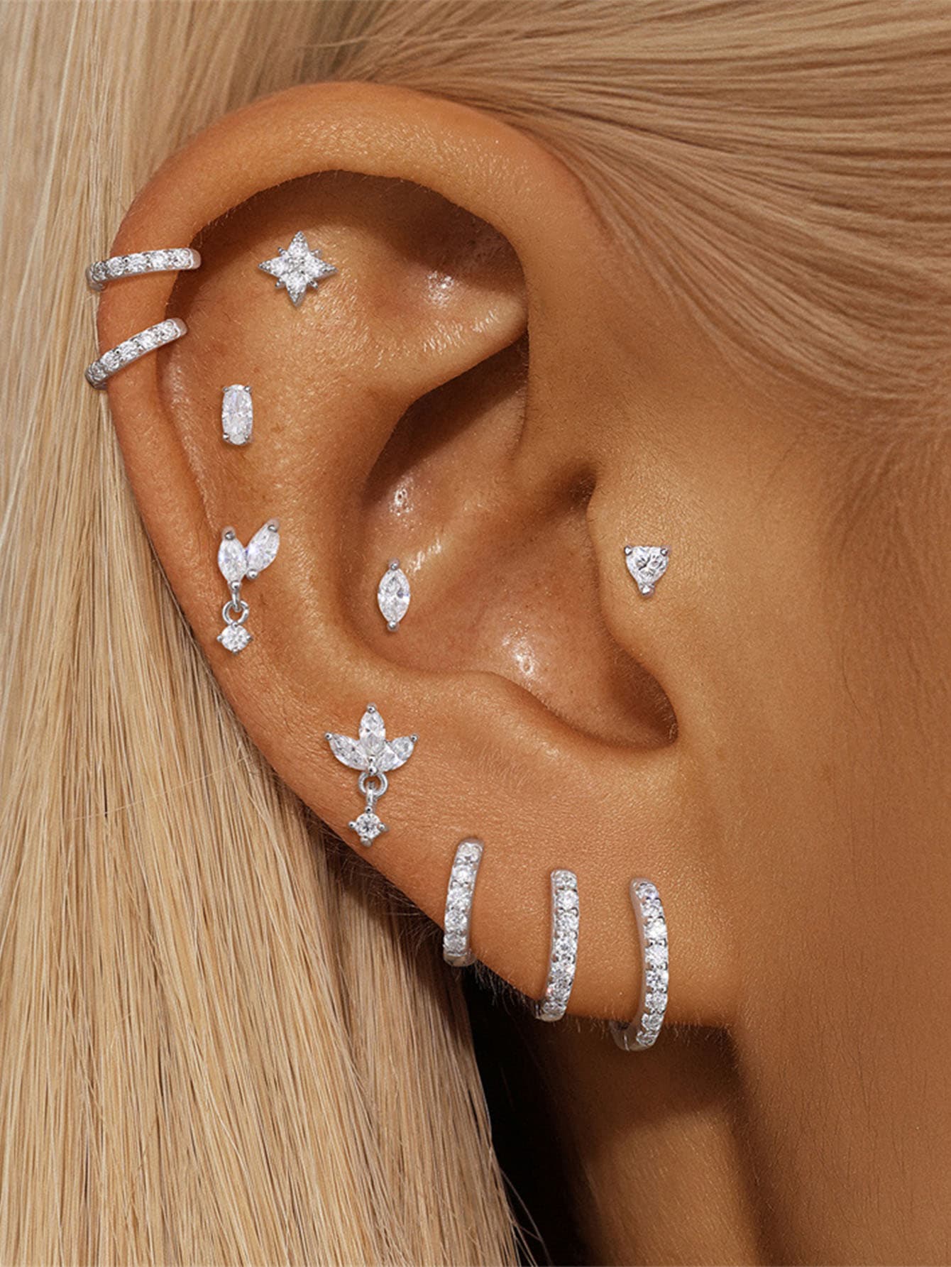 Helena – Gold earrings with an organic design.