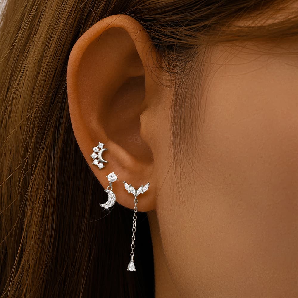 Carla – Gold earrings with a delicate curve.