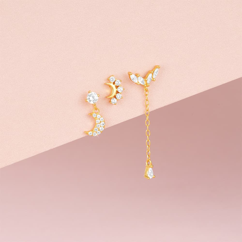 Carla – Gold earrings with a delicate curve.
