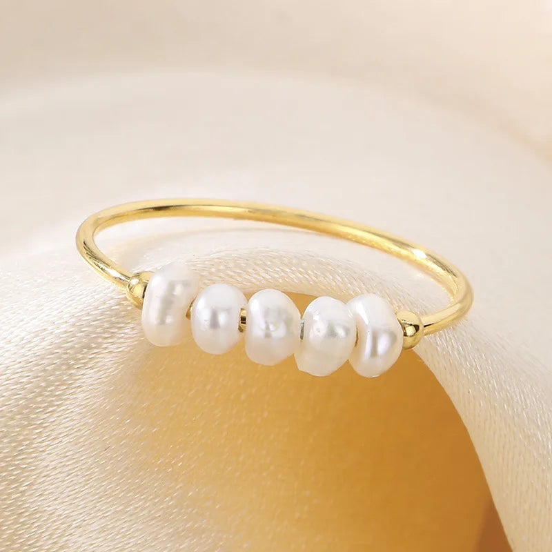 Rosalie – Gold drop earrings with pearl.