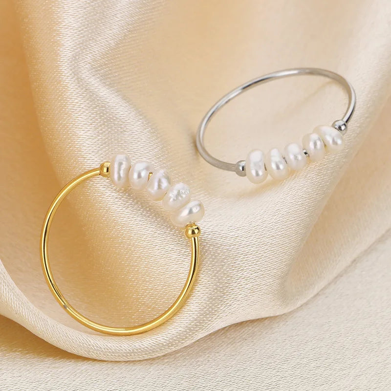 Rosalie – Gold drop earrings with pearl.