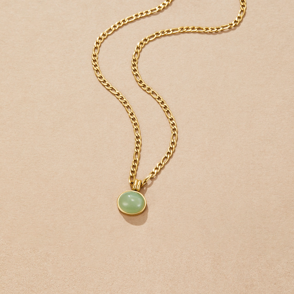 Klára-Marie – Round necklace with structured pendant.