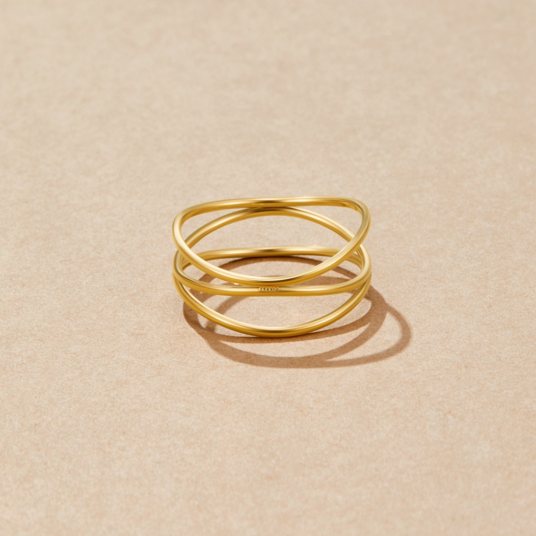 Valerie – Gold-plated ring with intertwined lines.