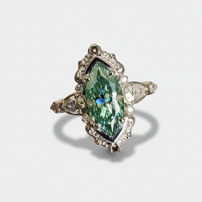 Helena – Ring with emerald and decorative settings.