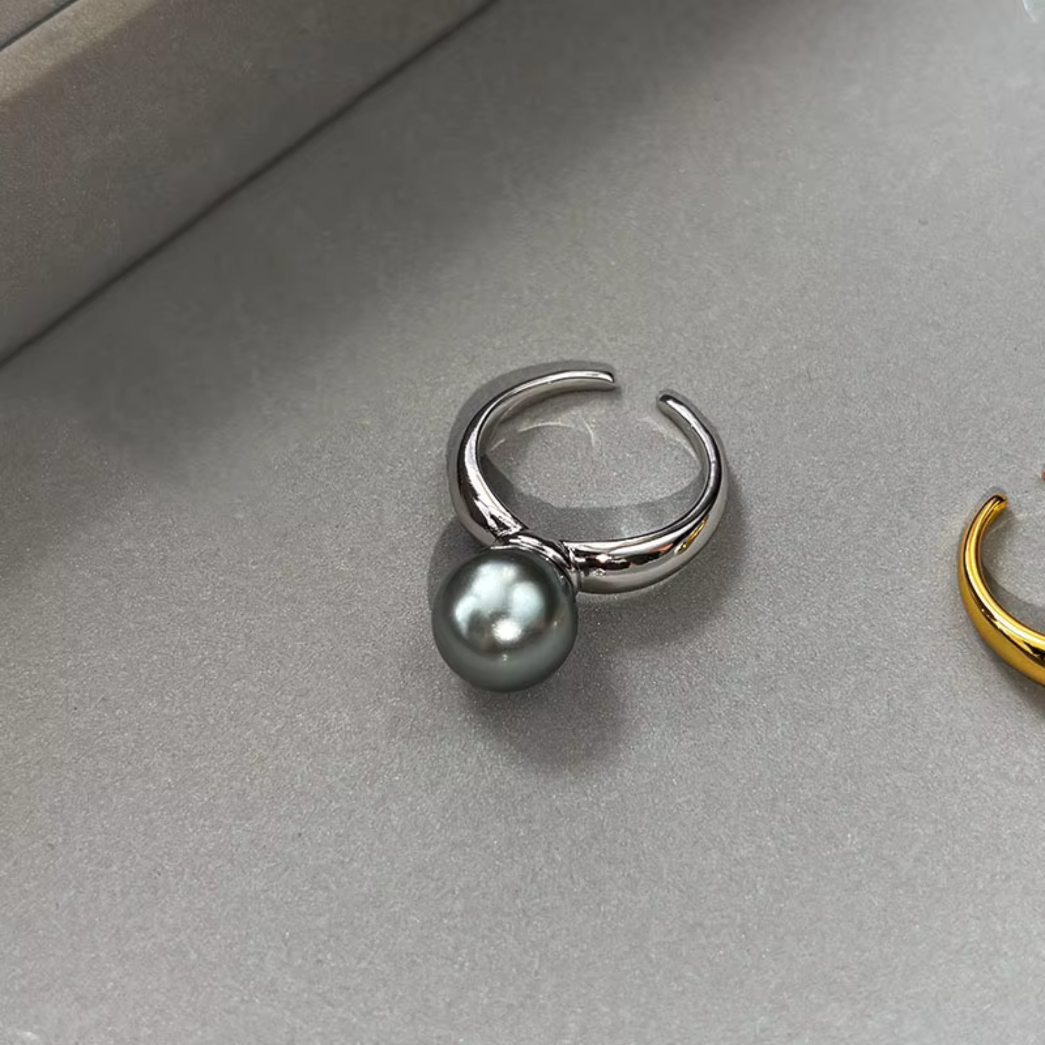 Ida – Gold-plated ring with smooth surface and pearl accent.