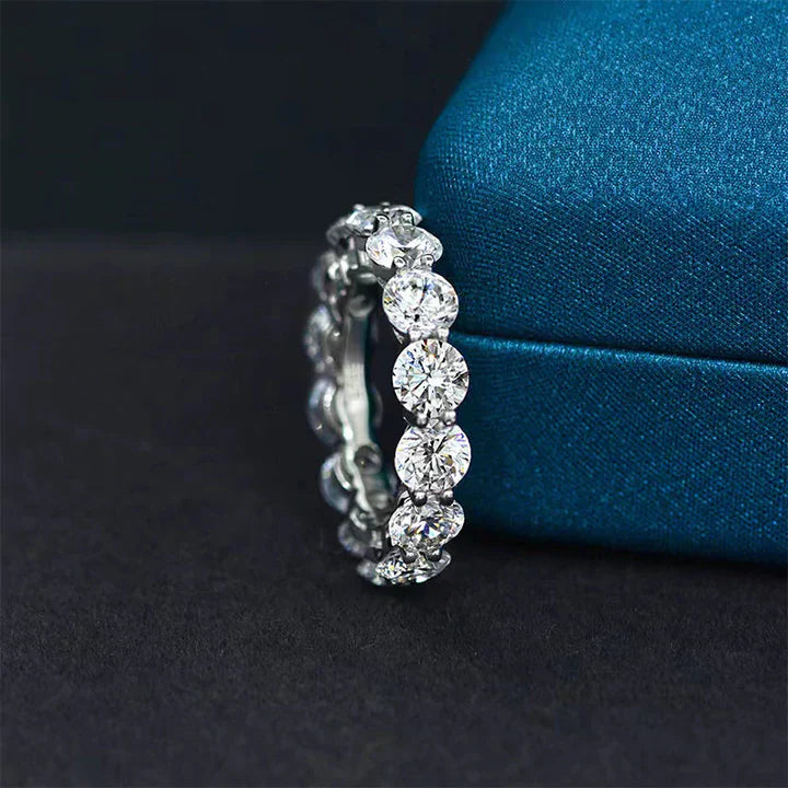 Iris – Diamond ring with oval stone.