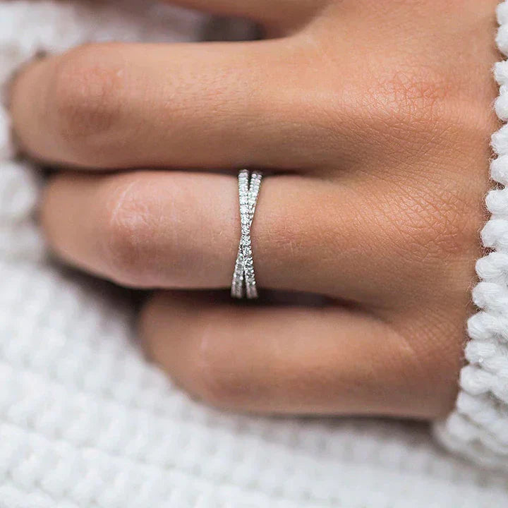 Iris – Diamond ring with oval stone.
