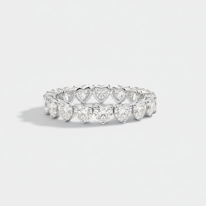 Fiona – A diamond ring with a delicate polished edge.
