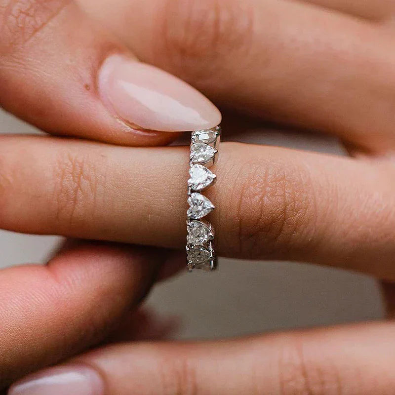 Fiona – Un anello di diamanti con un delicato bordo lucido.