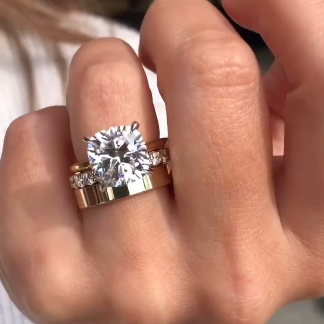 Elisa – Diamond ring with solitaire setting.