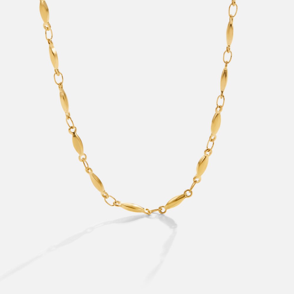 Magdalena – Una delicata collana in oro con maglie delicate.