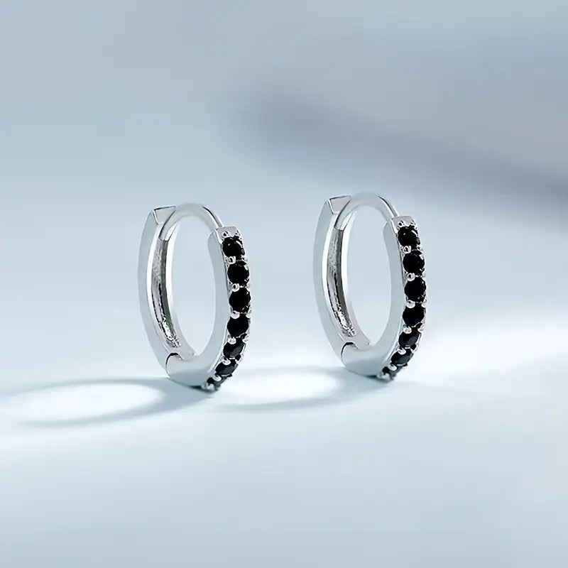 Nora – Gold earrings with delicate stones.