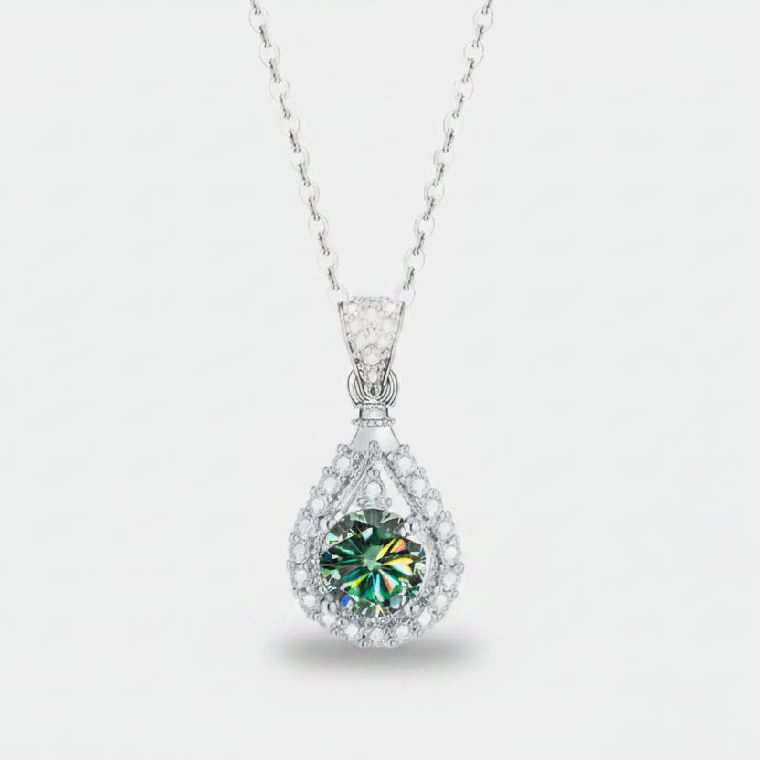 Amélie – Silver necklace with emerald pendant.
